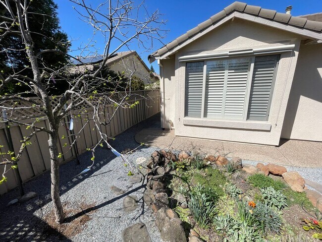 Building Photo - BEAUTIFUL DEL WEBB 55+ ADULT COMMUNITY TAH...