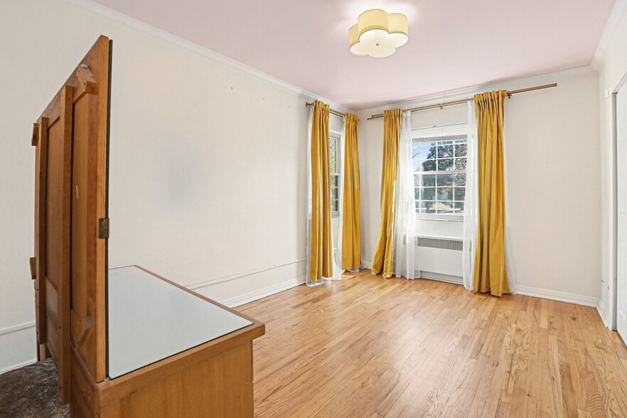 East facing bedroom - 1409 Ivy St
