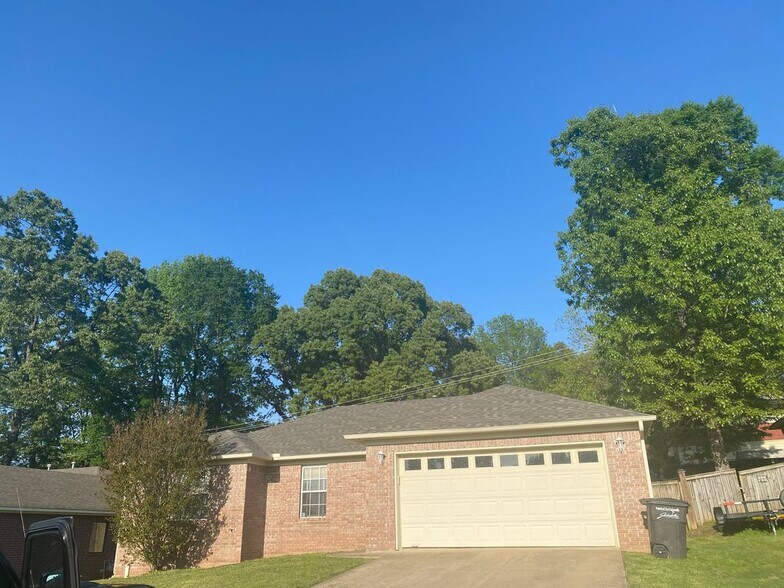 Building Photo - 1204 Pinnacle Dr