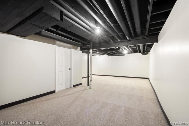 Building Photo - 1823 Torquay Ave