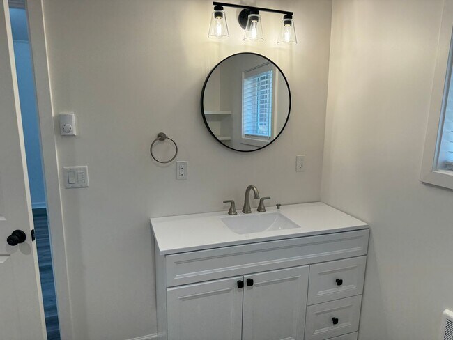 Building Photo - Updated 3 bedroom 2 bathroom duplex in his...