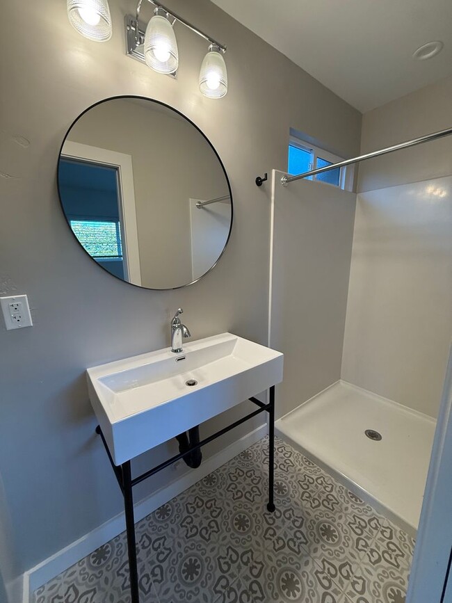 Building Photo - Beautifully Updated 2/2 Duplex - 4033 Miller Way