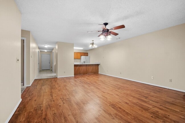 Building Photo - 3 Bedroom 2 Bath Duplex with Garage