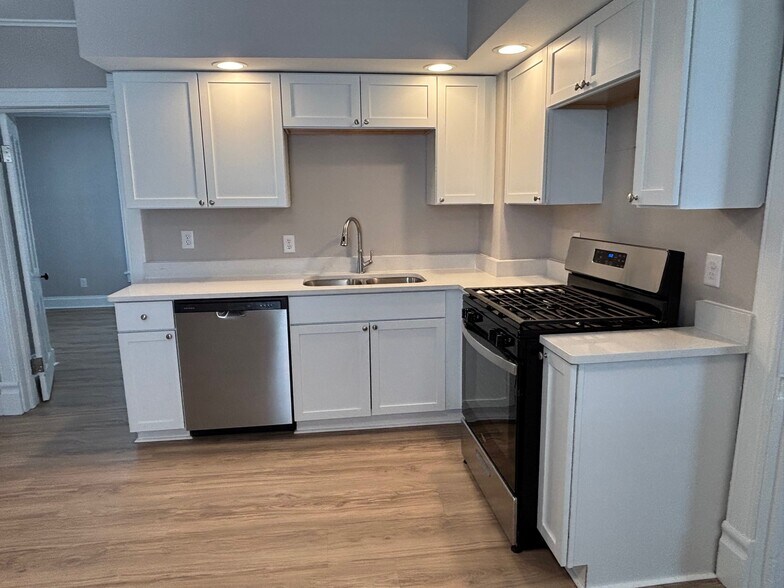 Building Photo - 402 E Elm St