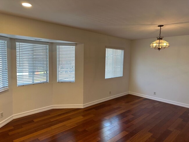 Building Photo - 302 W Loraine St