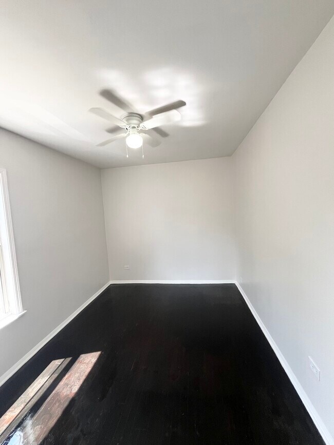 Building Photo - 948 N Kildare Ave