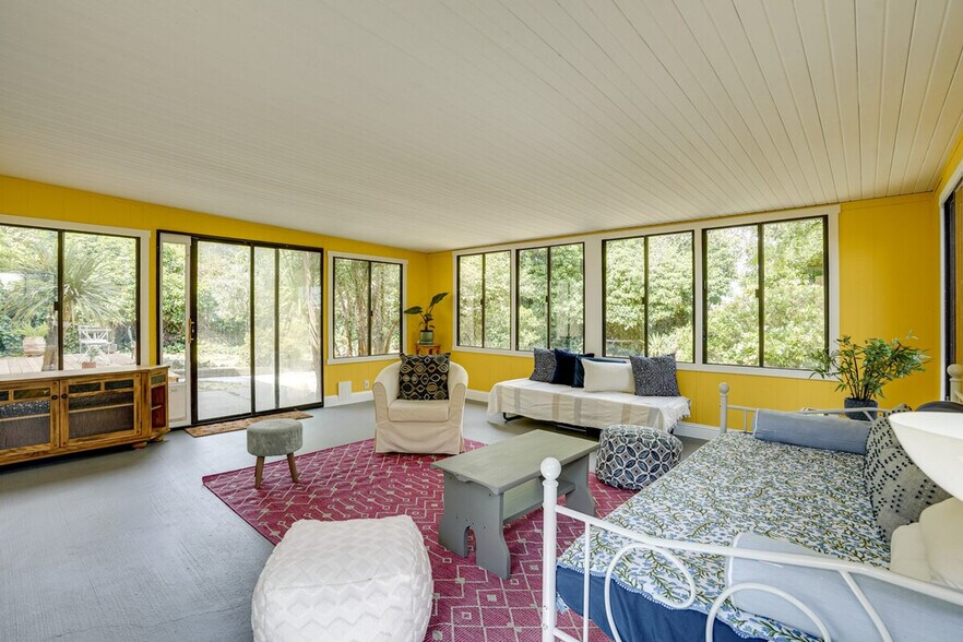 Building Photo - 714 Crestview Dr