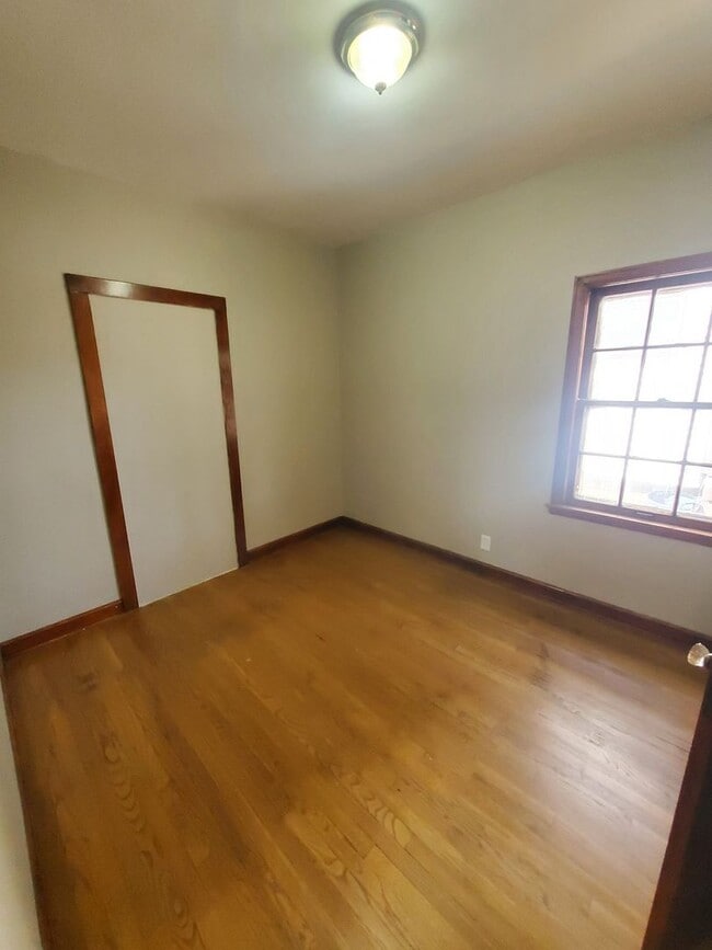 Building Photo - 1043 S 31st St