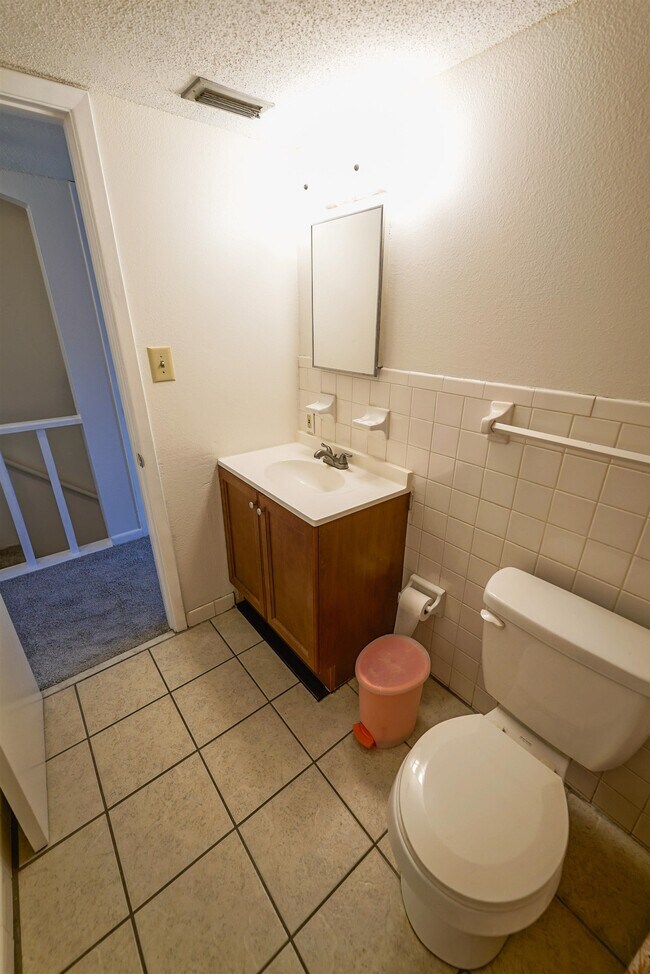 Building Photo - 2325 W Pensacola St