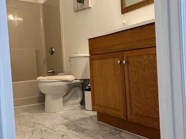 Building Photo - Beautifully remodeled 3 bedroom, 3.5 bathr...