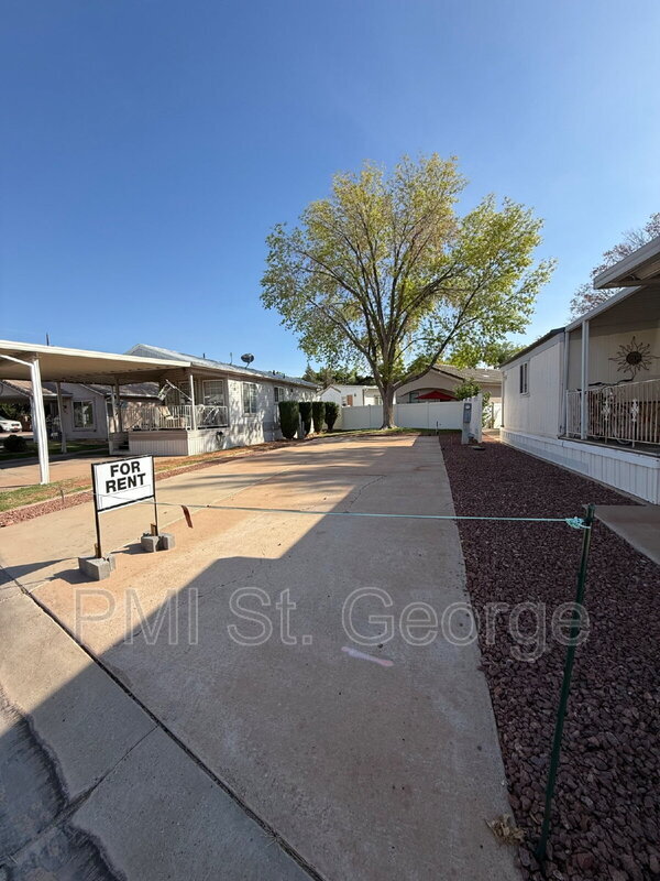 Building Photo - 2990 E Riverside Dr