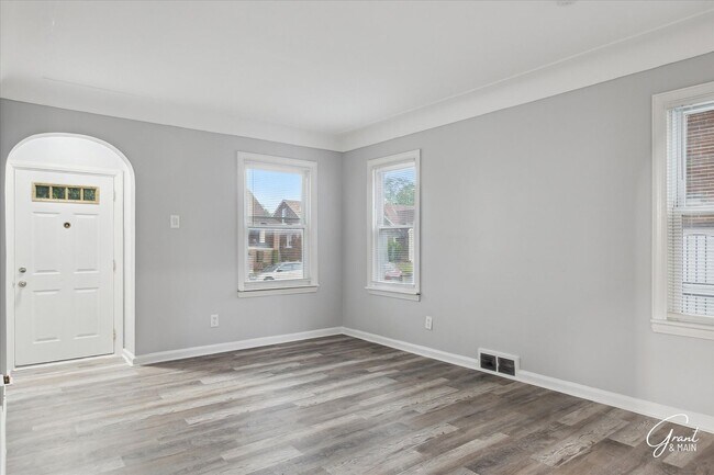 Building Photo - $1300 3 bedroom