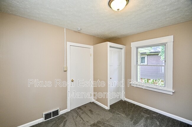 Building Photo - 1328 Struble Ave NE
