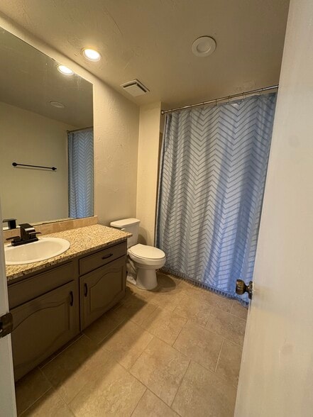 Building Photo - 1822 Juniper Ln