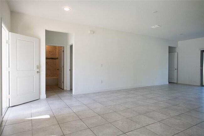 Building Photo - 422 Marion Oaks Course