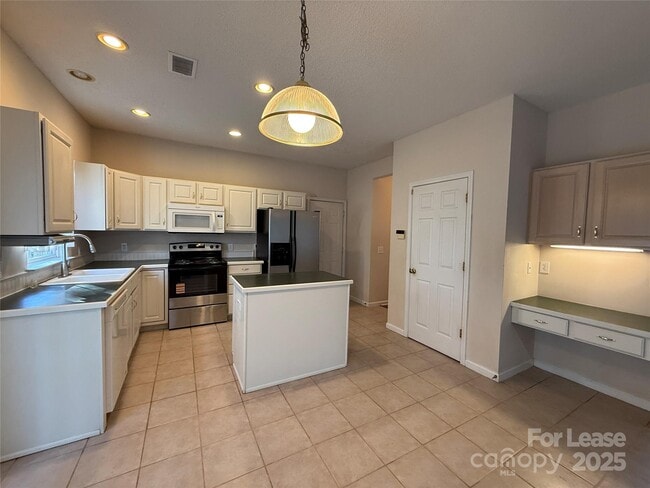 Building Photo - 111 Foxtail Dr
