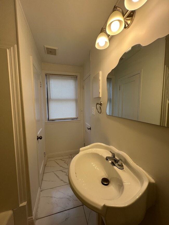 Building Photo - 1 Bedroom w/ Den in Federal Hill