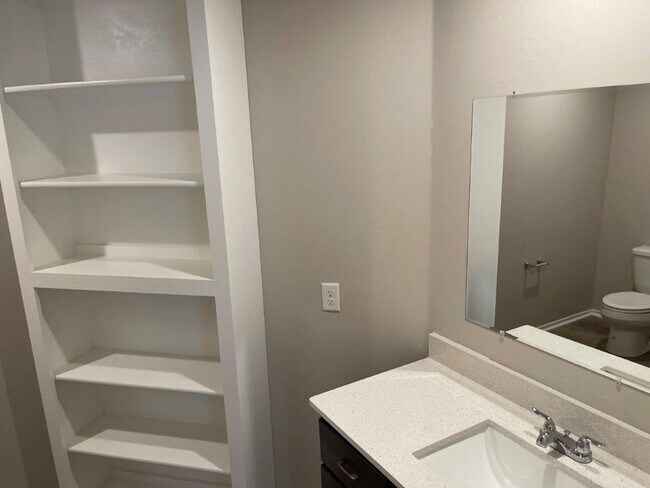 Building Photo - 3 bed 2 bath town home in Putnam City Scho...