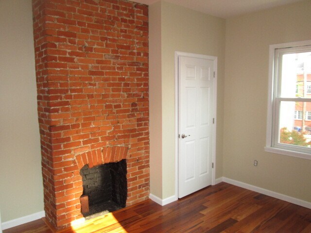 Building Photo - 2 Bedroom, 1 Bath Townhome in trendy Bloomfield.  Convenient!
