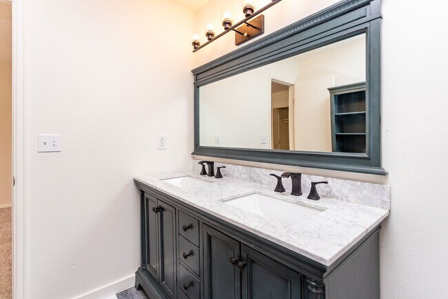 Building Photo - Beautifully Maintained Townhome with Fantastic Amenities