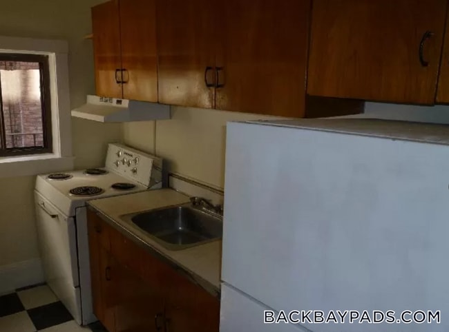 Building Photo - 913 Boylston St