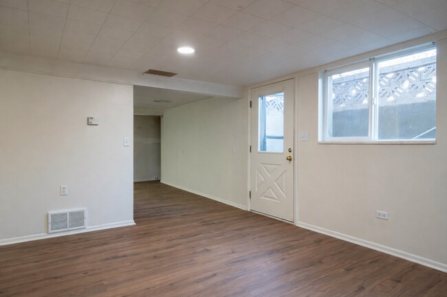 Building Photo - Spacious 2-Bed Basement Apartment, Utilities Included | Millcreek