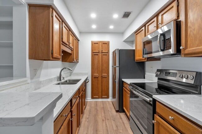 Building Photo - 25109 Plantation Dr NE