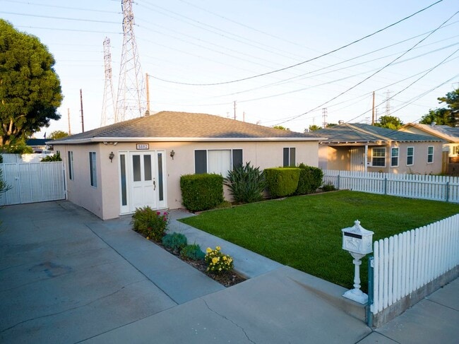 Primary Photo - 5802 N Vista St