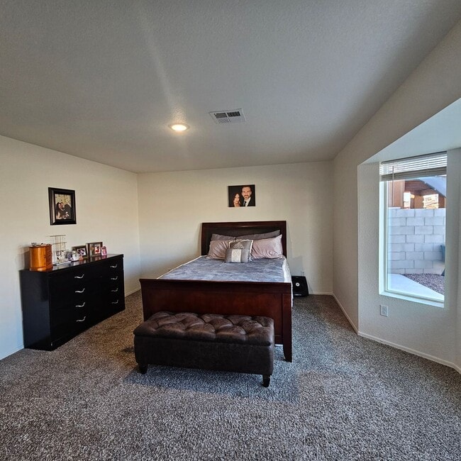 Building Photo - Solar home for Rent!