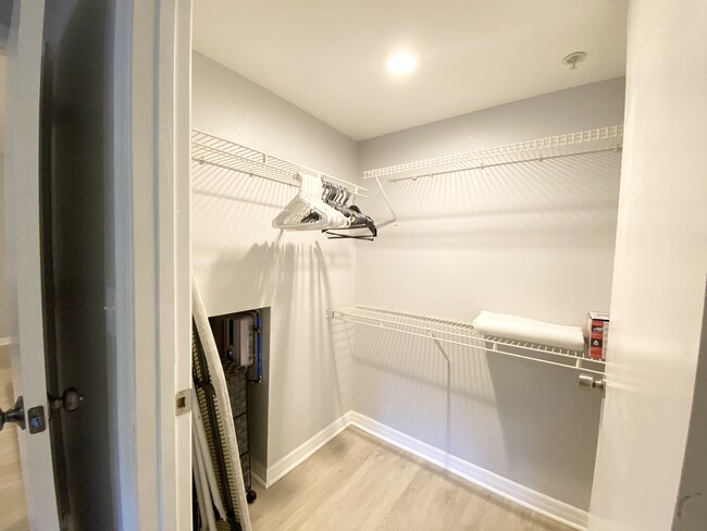 Walk in closet - 7230 Westpointe Blvd