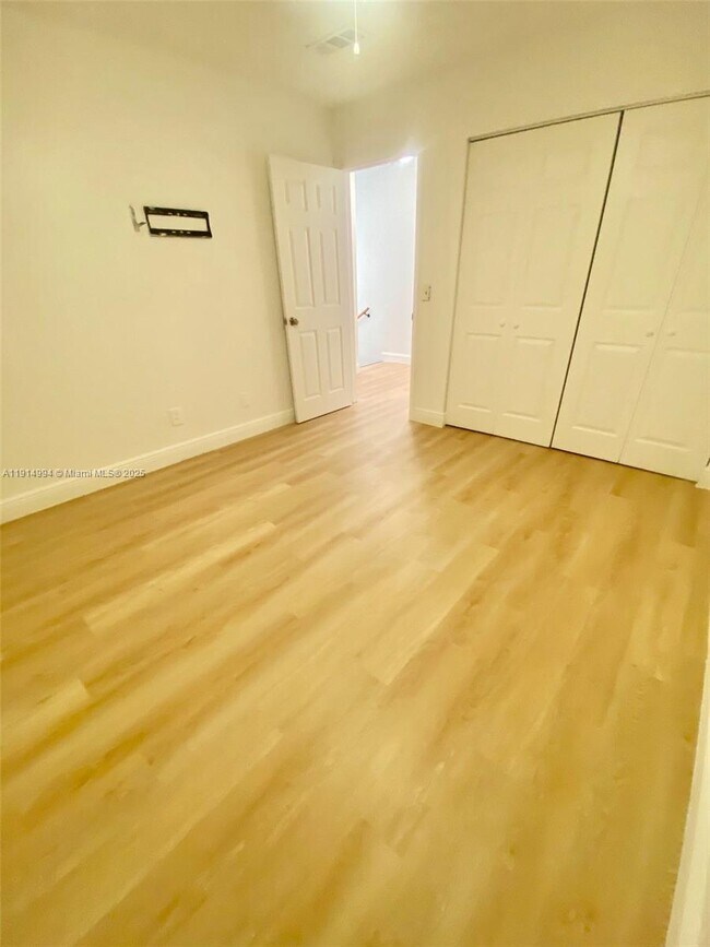 Building Photo - 6568 SW 41st Pl