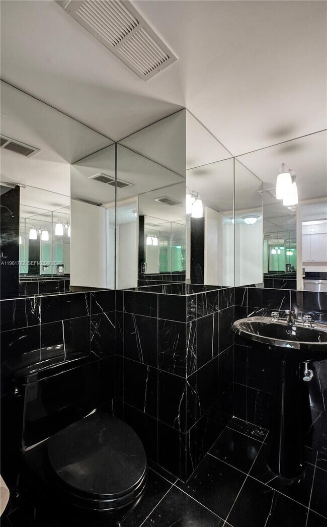 Building Photo - 18151 NE 31st Ct