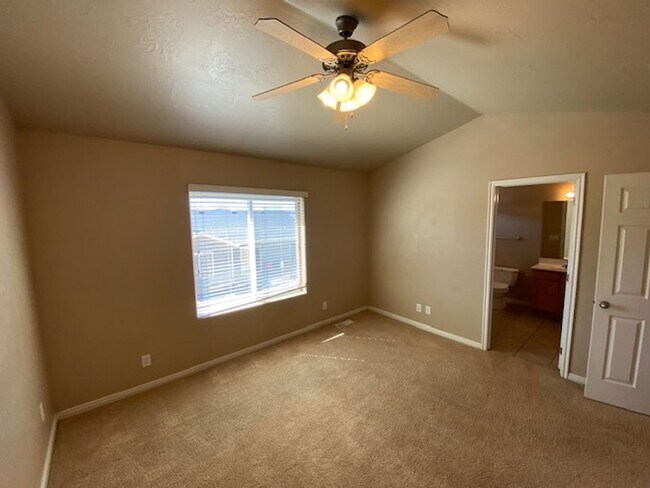 Building Photo - Move-in Bonus!! 3 bed -2.5 bath Twin Home