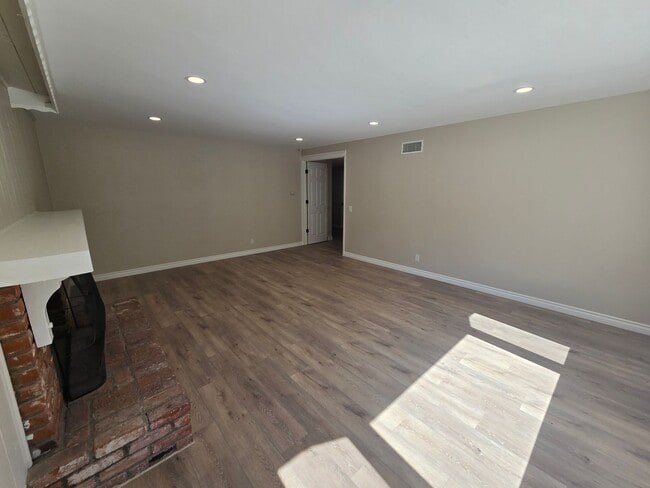 Building Photo - 3+2 Single Family Home in Thousand Oaks - ...