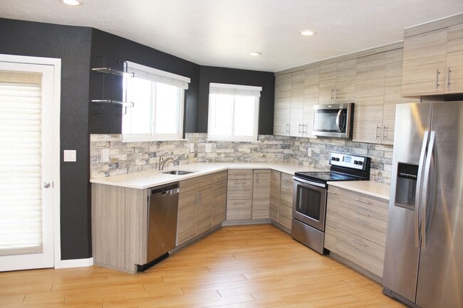 Building Photo - COME TOUR THIS BEAUTIFUL TOWNHOME. AVAILABLE NOW!