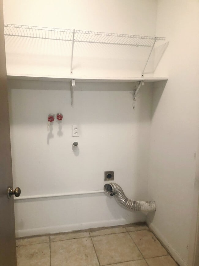 Building Photo - DELTONA LAKES CUTE STARTER HOME