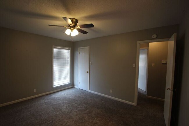 Building Photo - Coming Soon! 2 bed 2 bath Apartment in Sou...