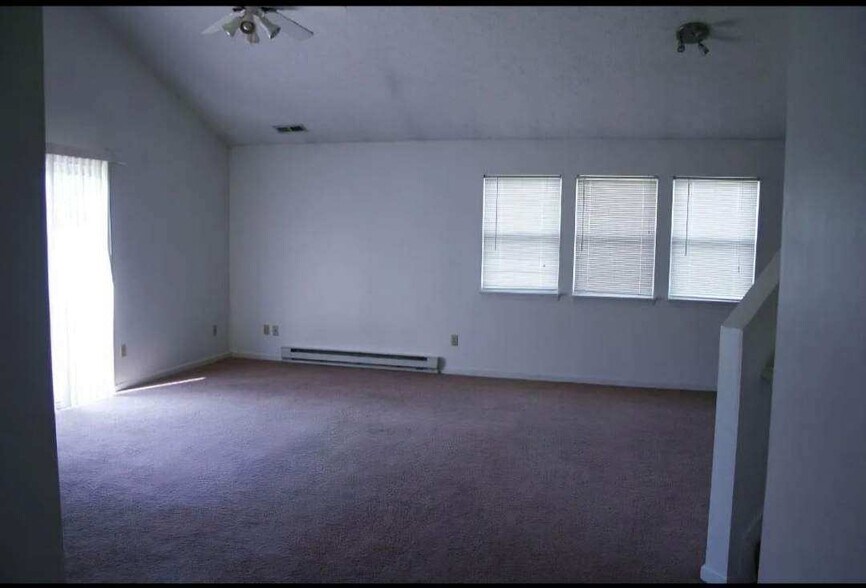 Building Photo - 2043 Rolling Meadows Ln