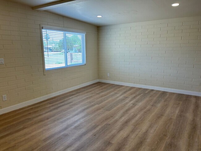 Building Photo - 4 Bedrooms PLUS Pool