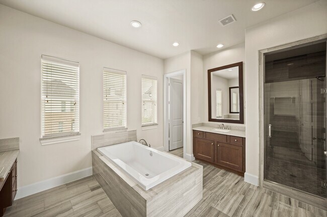 Building Photo - 2003 Covent Garden Station