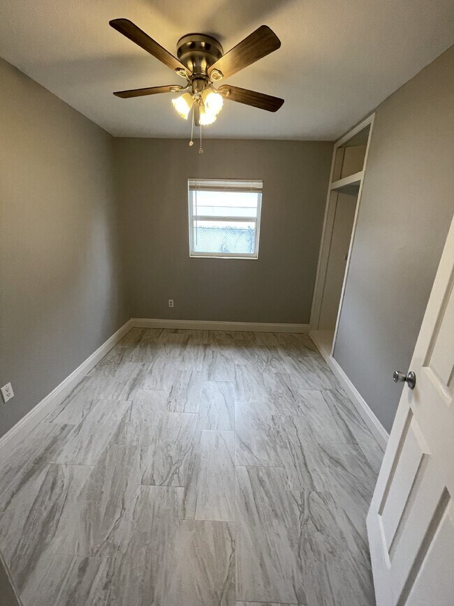 Building Photo - Fully renovated 3B 1B home