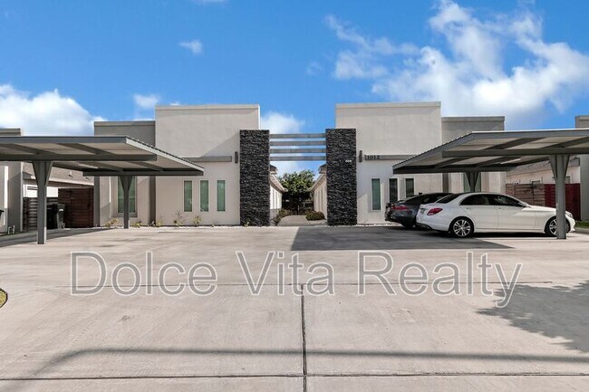 Building Photo - 1012 E la Cantera Ave