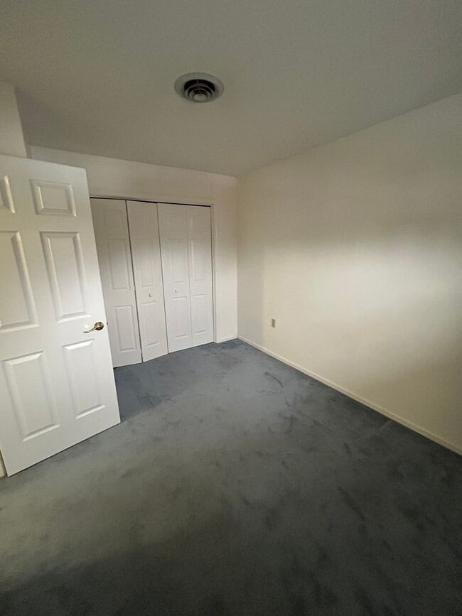 Building Photo - Delightful Town House Three-bedroom, Two-bathroom with a Large Bonus Room in East Stroudsburg
