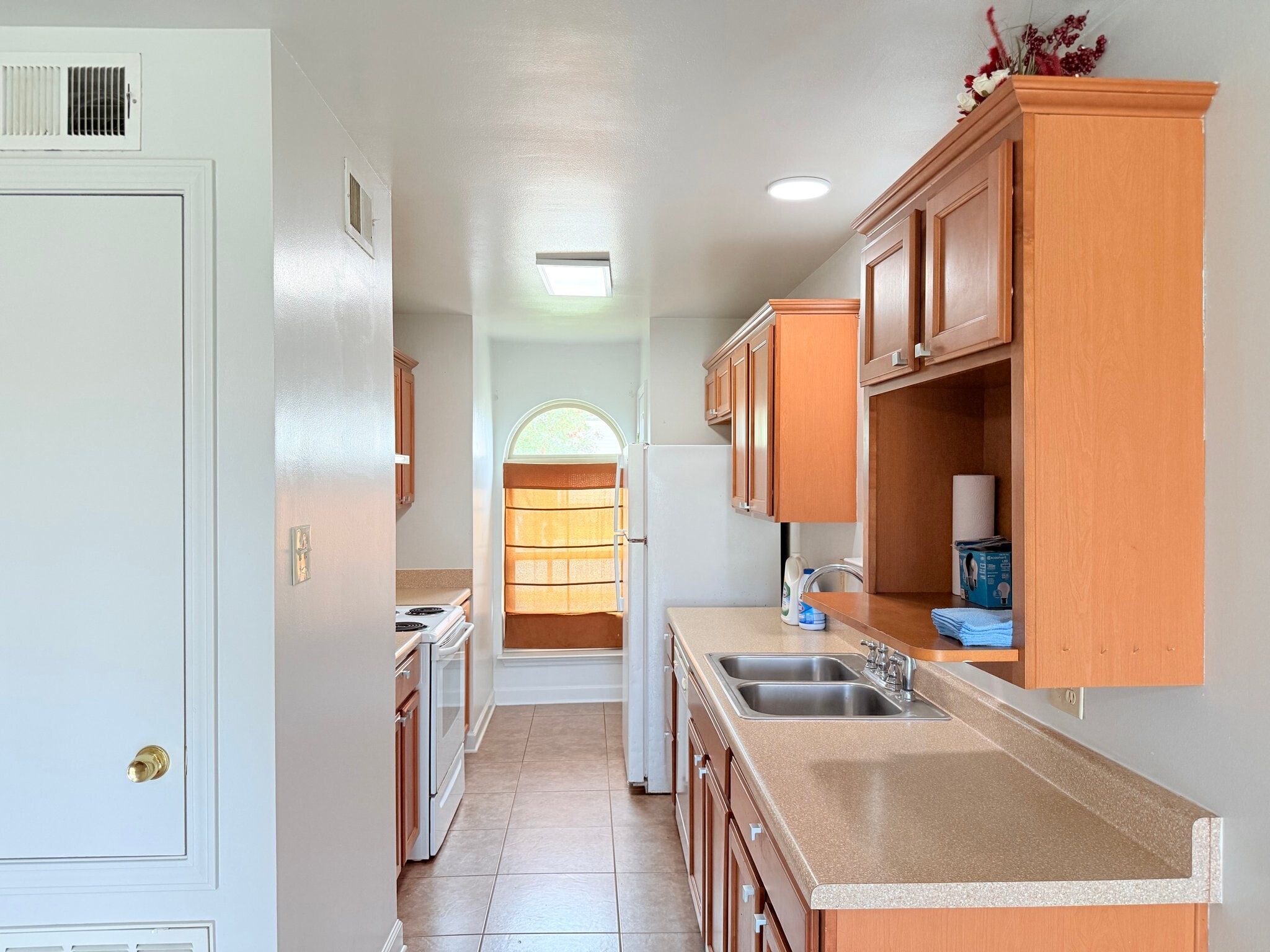 Building Photo - 3563 Kings Dr