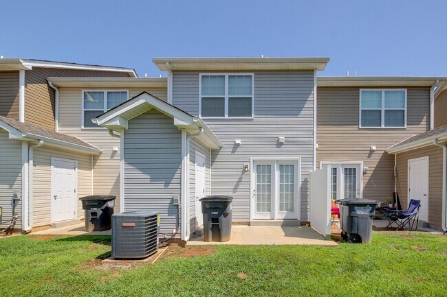 Building Photo - Beautiful Town Home Across From Tennova and Minutes to I-24 With Hardwood Flooring
