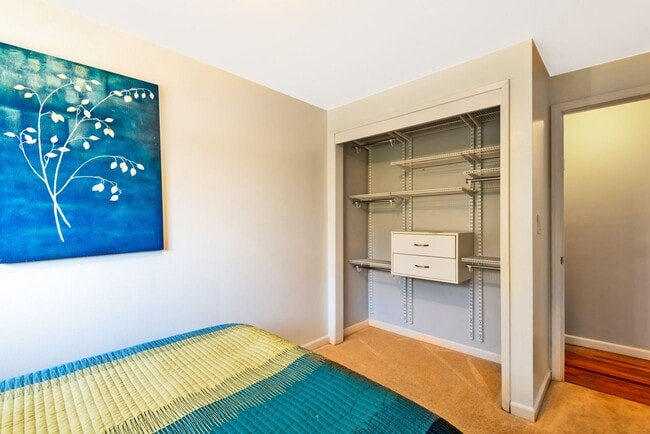 Building Photo - Spacious 3 Bed, 2.75 Bath Seward Park Home!