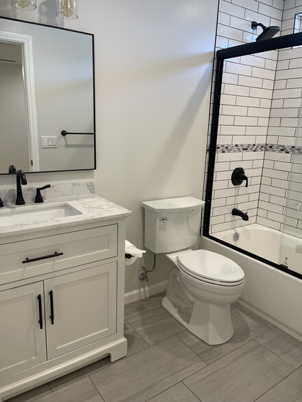 Master Bathroom with Tub - 695 E 43rd St