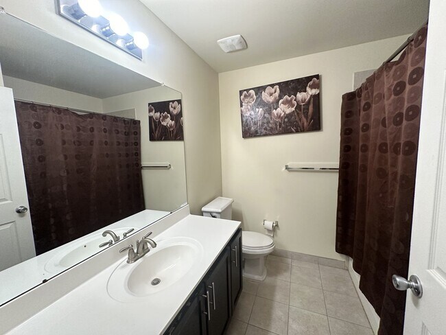 Building Photo - 3 bedrooms, 2.5 bathrooms