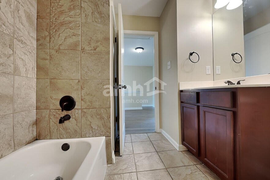 Building Photo - 10185 Sorrento Pl