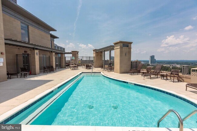 Building Photo - 8220 Crestwood Heights Dr